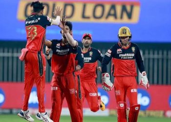 बढ़ीं आरसीबी की मुसीबतें, बड़ा खिलाड़ी आईपीएल 2021 से बाहर, बंगाल के तेज गेंदबाज को मिला मौका