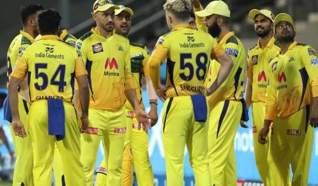 फाफ डु प्लेसिस के बाद CSK को फिर लगा बड़ा झटका, बड़ा विदेशी खिलाड़ी मुंबई इंडियंस के खिलाफ मैच से बाहर