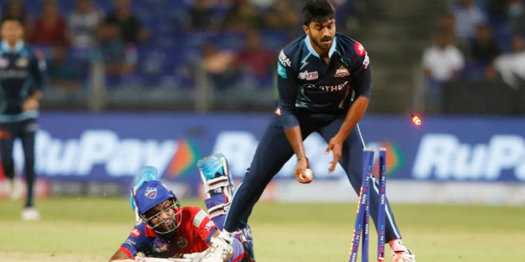 अनजाना नियम : विजय शंकर के पैर से गिरी गिल्ली, स्टंप नहीं उखाड़े फिर भी ललित यादव हुए रन आउट