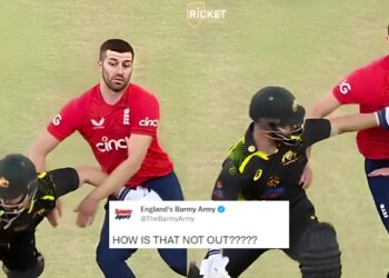 मैथ्यू वेड ने जानबूझकर मार्क वुड को कैच लेने से रोका, बार्मी आर्मी ने दिखाया गुस्सा तो भारत आर्मी ने खेल भावना के नाम पर किया ट्रोल